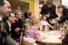 Bunte Landespolitiker informieren sich über das Projekt Koch-Kids