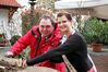 SPD Kreisvorsitzender Markus Käser beim Spargelanstich mit der amtierenden Spargelkönigin Johanna Schuster